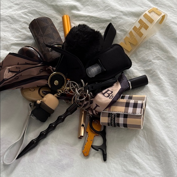 Stylish Keychain Accessory Set - Picture 3 of 3